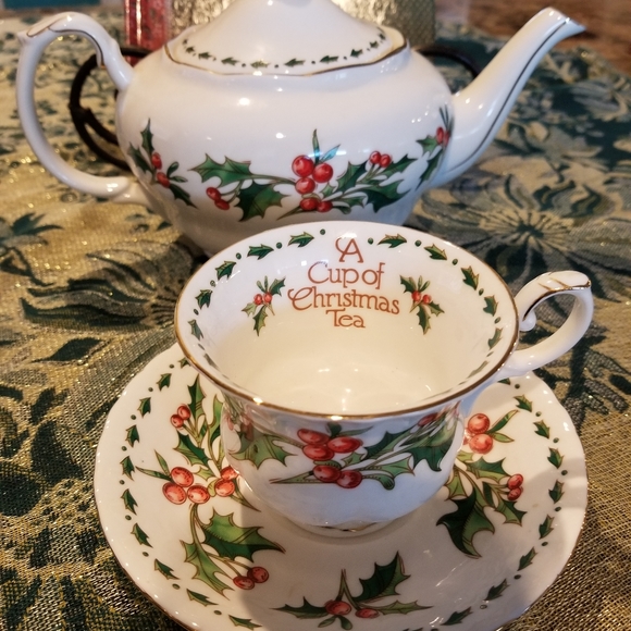 A Christmas Cup of Tea Book & Teapot Cup/Saucer - Picture 3 of 13